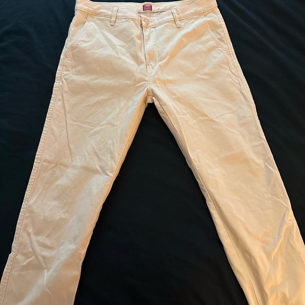 Levi's Men's light pink Chinos